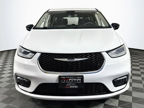 Used 2024 Chrysler Pacifica Touring-L FWD image 2