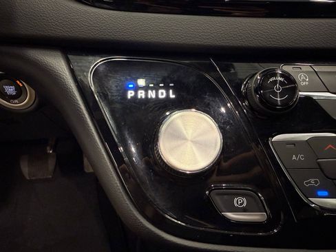 Used 2025 Chrysler Pacifica Select FWD image 15