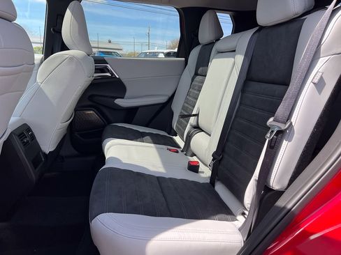 New 2025 Mitsubishi Outlander SE image 29