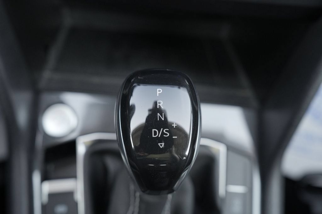 Used 2023 Volkswagen Tiguan SE w/ Panoramic Sunroof Package FWD image 32