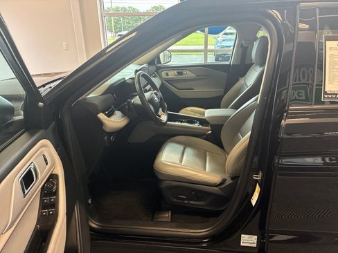 Used 2025 Ford Explorer Active w/ Active Comfort Package AWD/4WD image 18