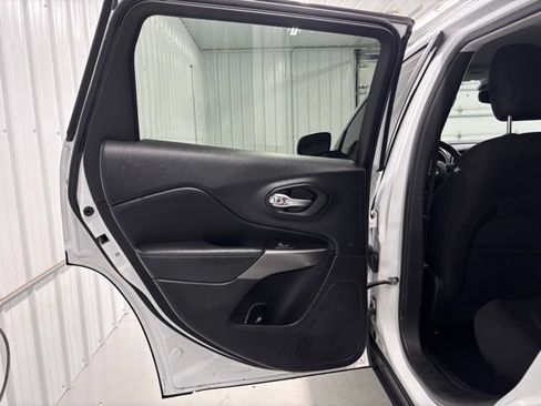 Used 2019 Jeep Cherokee Latitude w/ Comfort & Convenience Group AWD/4WD image 12