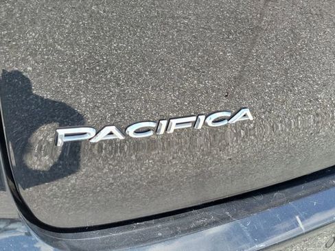 Used 2023 Chrysler Pacifica Touring-L FWD image 5