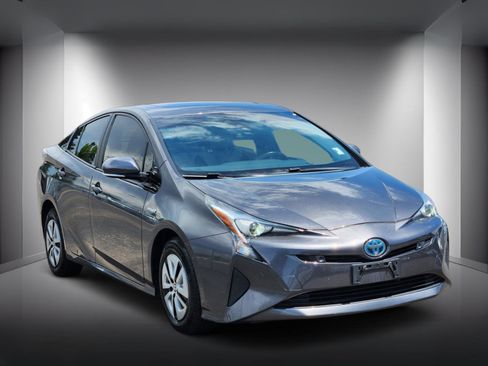 Used 2018 Toyota Prius Three w/ Advanced Technology Package FWD image 4