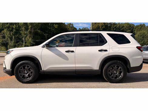 Used 2025 Honda Pilot TrailSport image 3