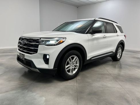 Used 2025 Ford Explorer Active w/ Active Comfort Package image 3