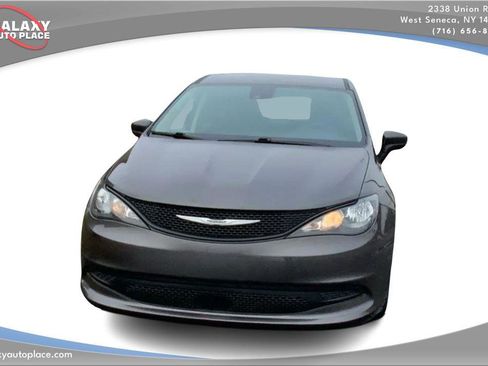 Used 2023 Chrysler Voyager LX FWD image 2