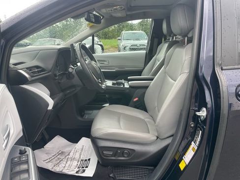 Used 2025 Toyota Sienna XLE FWD image 19