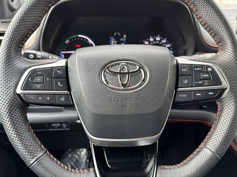 Used 2023 Toyota Sienna XSE image 17