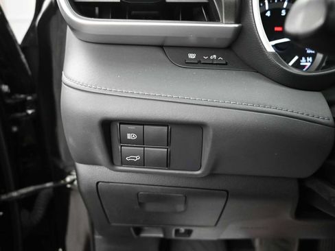 Used 2021 Toyota Highlander XLE AWD/4WD image 18
