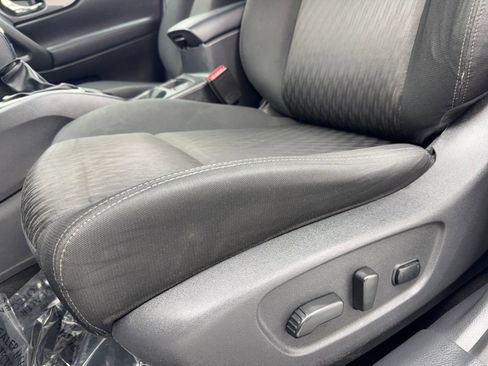 Used 2017 Nissan Rogue SV w/ SV Premium Package image 36