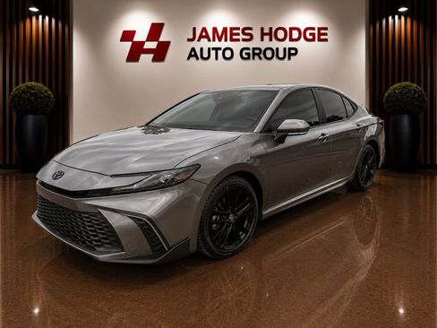 Used 2025 Toyota Camry SE FWD image 1