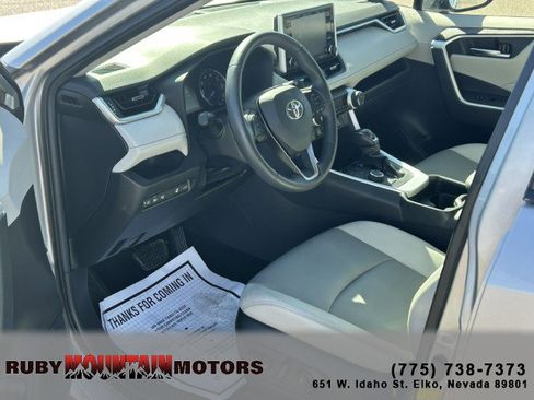 Used 2021 Toyota RAV4 XLE Premium image 10