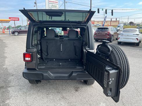 Used 2024 Jeep Wrangler Sport S image 16