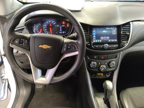 Used 2018 Chevrolet Trax LT w/ LT Convenience Package image 22