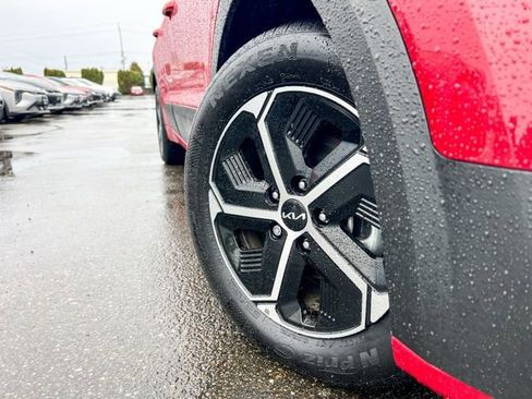 Certified 2024 Kia Niro EX image 2