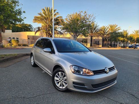 Used 2016 Volkswagen Golf S image 2