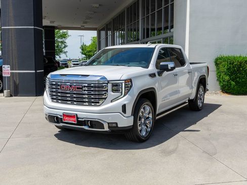 Used 2025 GMC Sierra 1500 Denali w/ Denali Reserve Package AWD/4WD image 3