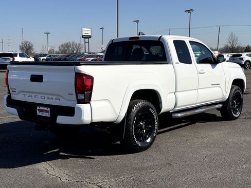 Used 2022 Toyota Tacoma SR5 w/ Technology Package image 3