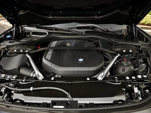 Used 2025 BMW 740i w/ Premium Package image 31