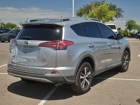 Used 2017 Toyota RAV4 XLE AWD/4WD image 5