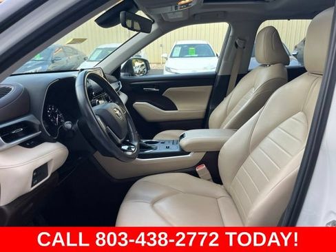 Used 2020 Toyota Highlander XLE FWD image 7