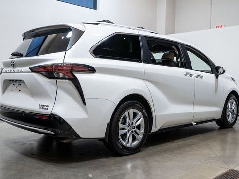 Used 2022 Toyota Sienna Limited image 7
