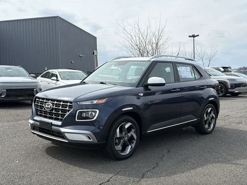 Used 2023 Hyundai Venue Limited image 3