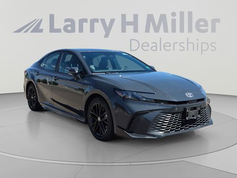 Used 2025 Toyota Camry SE FWD image 7