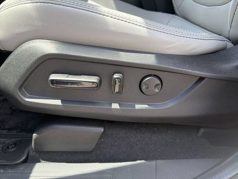 Used 2025 Honda Pilot Touring image 10