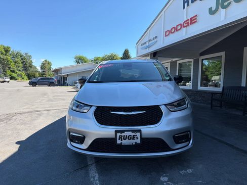 Used 2024 Chrysler Pacifica Touring-L FWD image 2