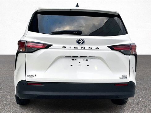 Certified 2021 Toyota Sienna XLE image 6