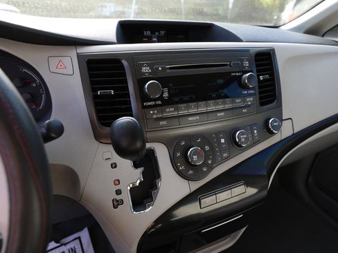 Used 2011 Toyota Sienna LE image 18