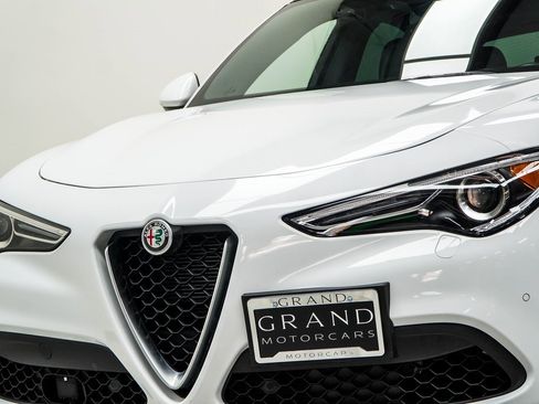 Used 2022 Alfa Romeo Stelvio Ti image 2