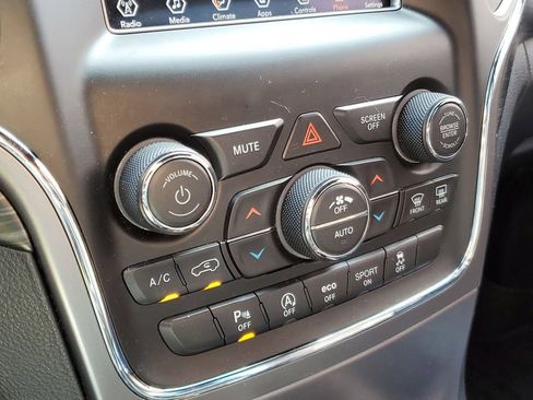 Used 2019 Jeep Grand Cherokee Laredo image 22