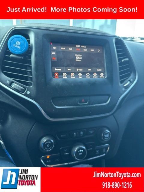 Used 2019 Jeep Cherokee Latitude w/ Popular Appearance Group FWD image 11