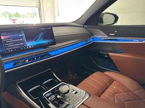 Used 2024 BMW i7 xDrive60 w/ Premium Package image 24