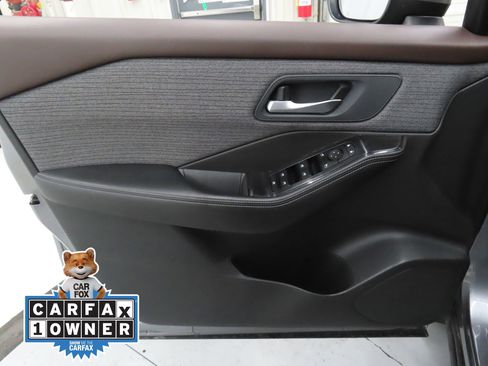 Used 2023 Nissan Rogue SV image 9