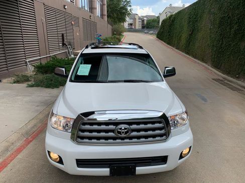 Used 2010 Toyota Sequoia Platinum RWD image 4