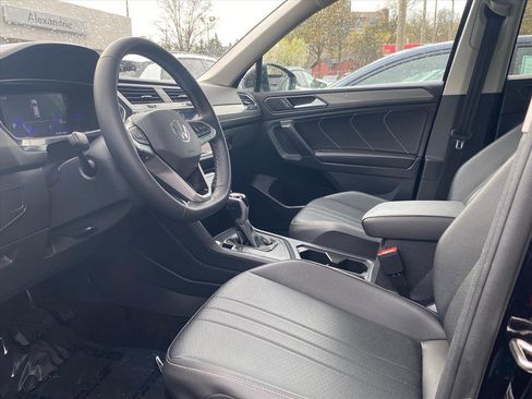 Certified 2023 Volkswagen Tiguan SE w/ Panoramic Sunroof Package image 9