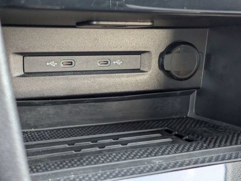 Certified 2025 Volkswagen Taos SE FWD image 22