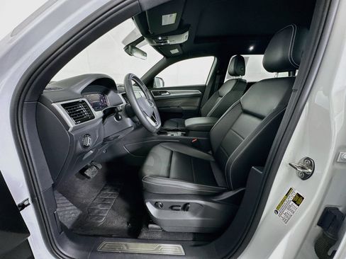 Used 2023 Volkswagen Atlas Cross Sport SE w/ Panoramic Sunroof Package FWD image 13