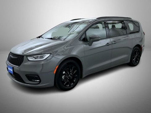 Used 2021 Chrysler Pacifica Touring w/ S Appearance Package image 1