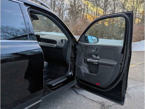 Used 2023 Mercedes-Benz EQB 300 4MATIC image 11