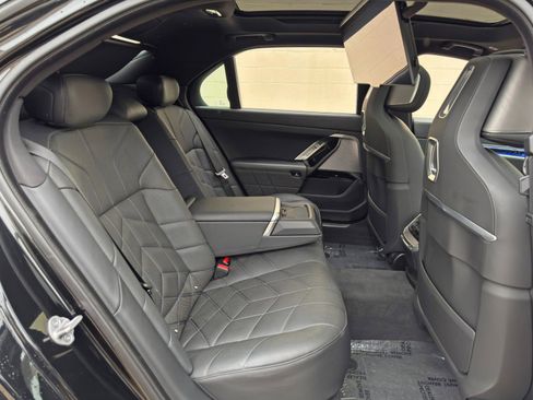 Used 2023 BMW 760i xDrive AWD/4WD image 55