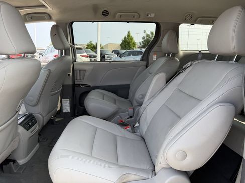 Used 2019 Toyota Sienna XLE w/ XLE Navigation Package FWD image 28