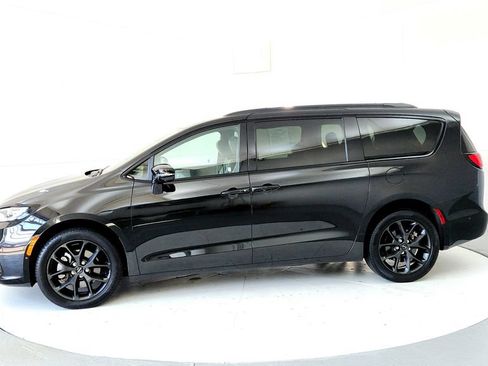Used 2023 Chrysler Pacifica Limited w/ Uconnect Theater Family Group AWD/4WD image 3
