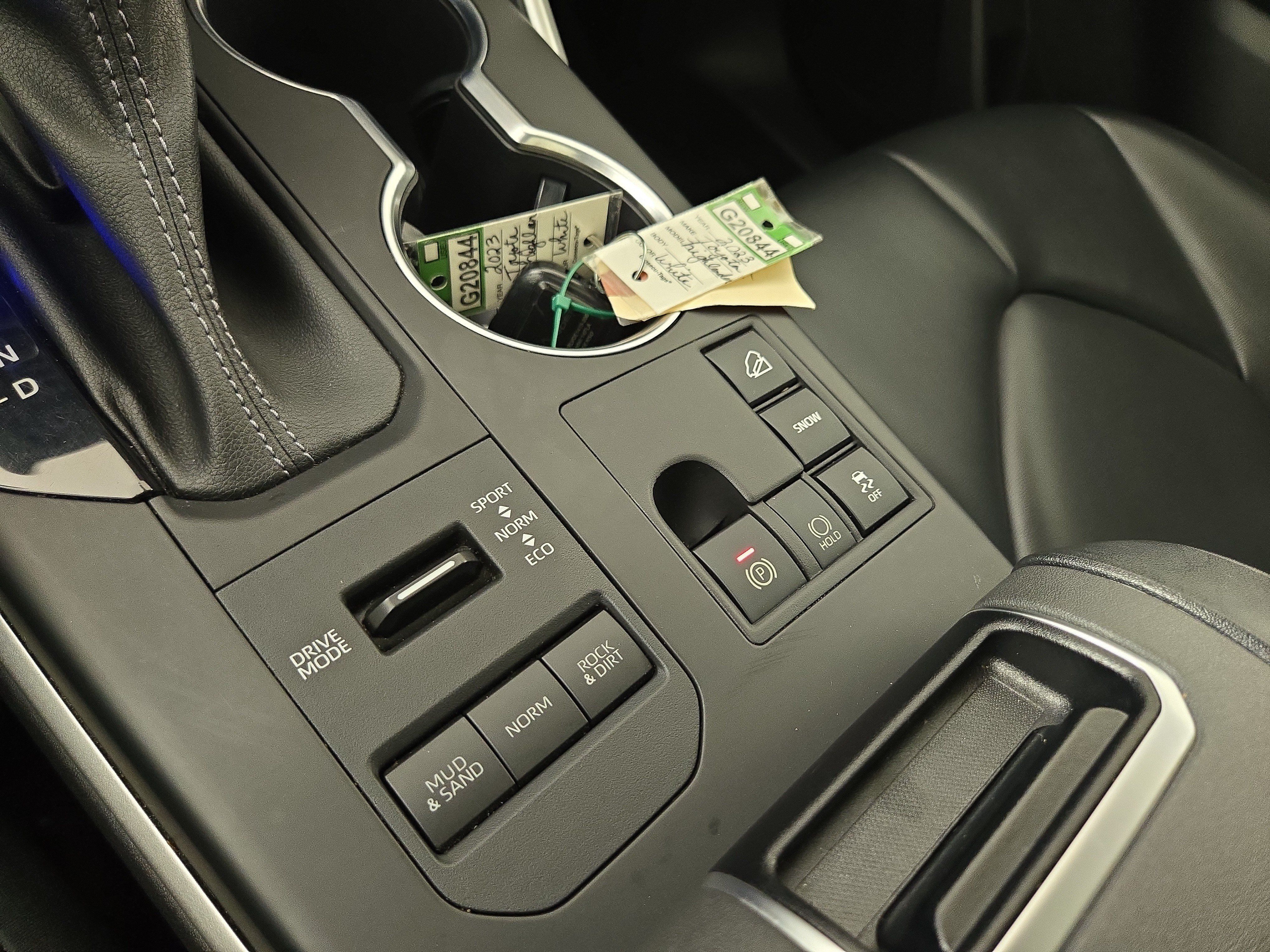 Used 2023 Toyota Highlander XLE AWD/4WD image 29