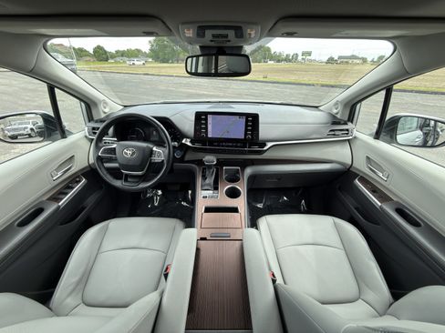 Used 2022 Toyota Sienna XLE w/ XLE Plus Package FWD image 10