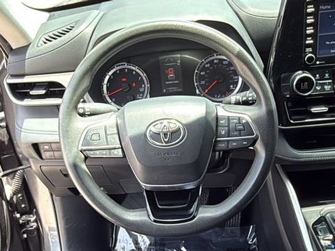 Used 2021 Toyota Highlander L FWD image 20